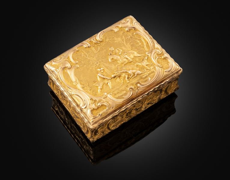 Rectangular gold snuffbox with hunting scenes