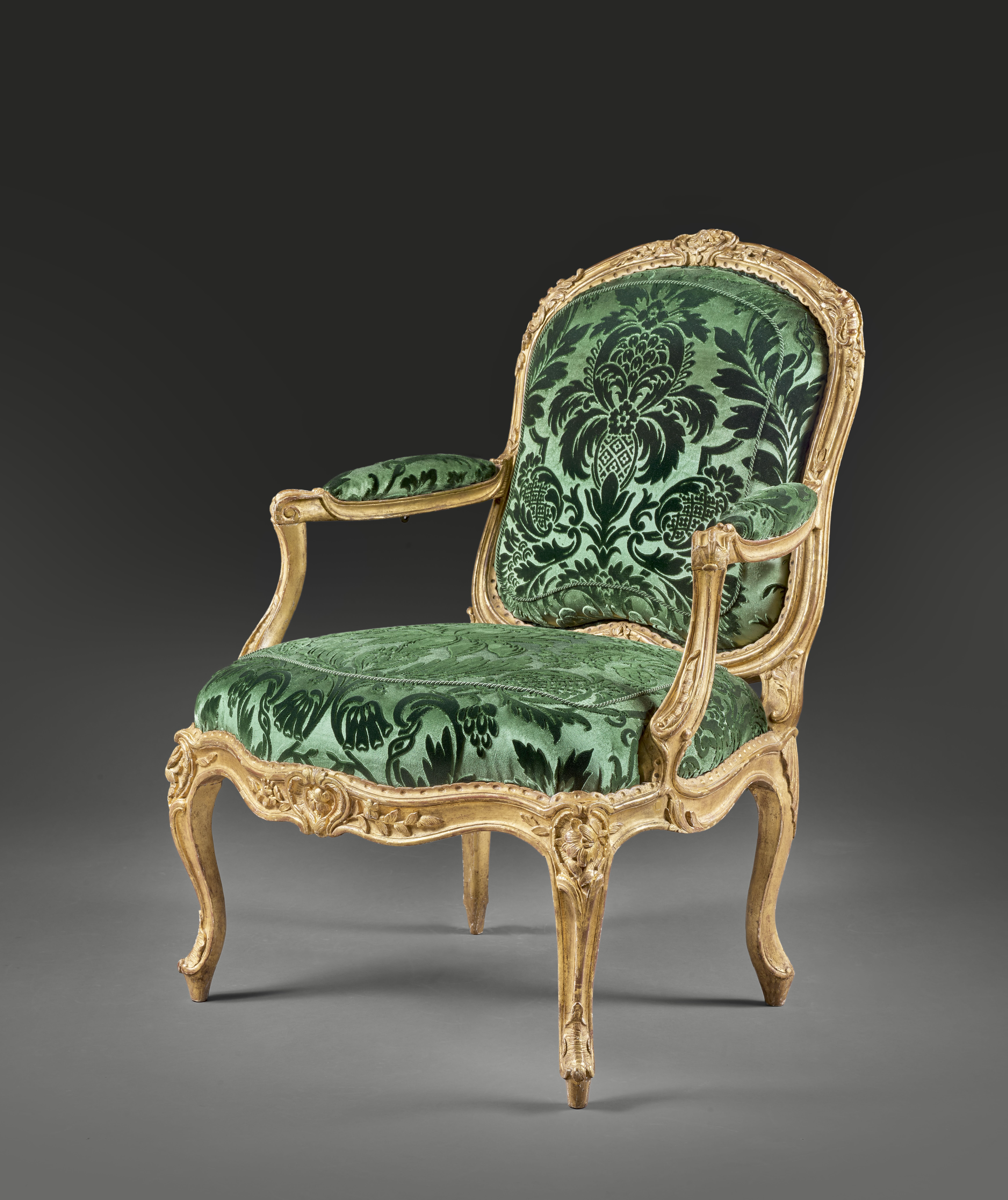 A PAIR OF À LA REINE ARMCHAIRS IN GILDED WOOD