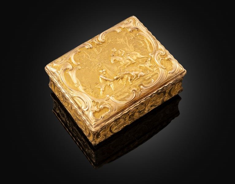 Rectangular gold snuffbox with hunting scenes